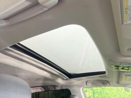 【サンルーフ】開放感たっぷりの希少装備、サンルーフが装着されています！車内に明かりを取り入れたり景色を楽しむ以外にも、車内の空気も簡単に換気できて快適です！