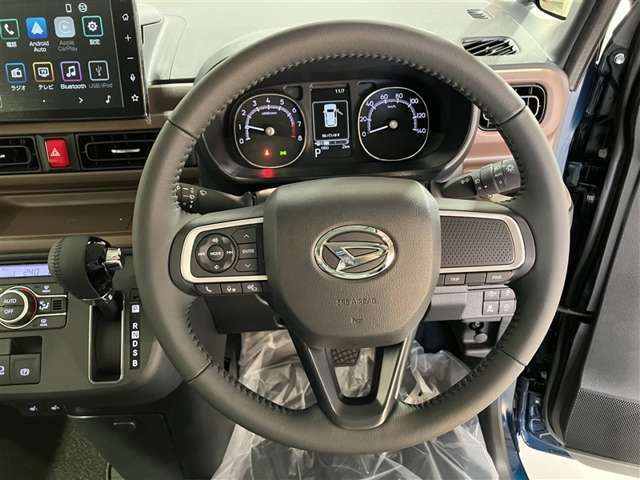 ステアリングスイッチステアリングから手を放さず、運転をしながらオーディオ等の操作ができます。