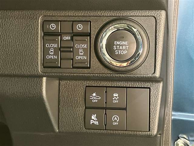 両側パワースライドドア付きだから、狭い駐車スペースなどでの 乗り降りラクラク！小さなお子さまのいるご家庭には嬉しい装備。