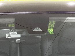 【インテリジェントエマージェンシーブレーキ】フロントカメラで前方の車両や歩行者を検知。衝突しそうな時は衝突被害軽減ブレーキが作動、衝突回避をサポート。より安全にドライブをお楽しみいただけます。