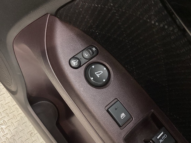 狭い駐車場で便利な電動格納ドアミラーが付いています。