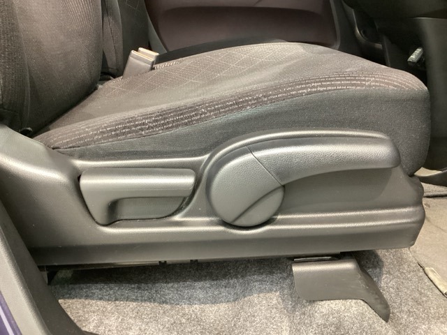 シートハイトアジャスターが付いているので運転姿勢を調整するのに便利ですね。身長に合ったシートポジションは安全運転や疲労軽減にもつながります。