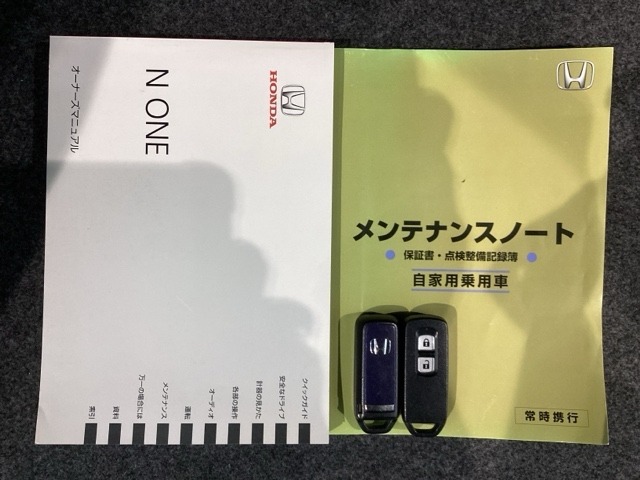 スマートキーは鍵をバッグに入れたままでもドアロックの開閉やエンジンのON・OFFができます。夜間や雨の日も鍵を探さなくて良いので便利です。