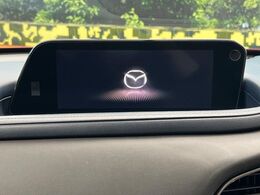 【8.8インチマツダコネクト】車内の雰囲気にマッチした大型のディスプレイ。スマホ接続でのナビ使用やBluetooth再生等、様々な機能が楽しめます。直感的なダイヤル操作が可能で、使い勝手も良好です。