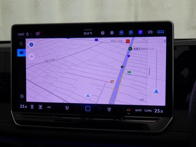 純正ナビゲーションシステム「ディスカバープロ」。車両を総合的に管理するインフォテイメントシステムです。