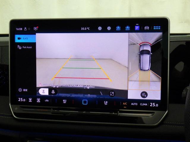 アラウンドビューモニター。バックカメラはもちろん車を上空から見たようなカメラで周囲の様子をモニターできます。
