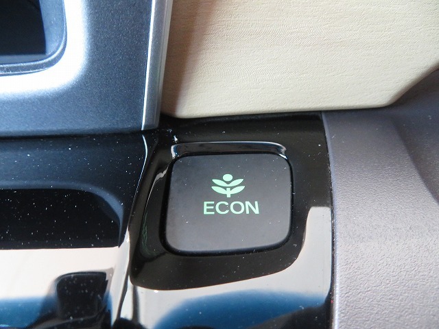 ECONボタンで低燃費モードに☆☆☆ECONスイッチを上手に使ってエコドライブ♪♪環境にもお財布にも優しい装備です☆☆☆