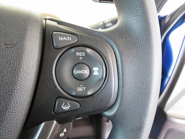 Hondaセンシングの機能のひとつ、アダプティブクルーズコントロール付！アクセルから足を離しても設定したスピードと前車との車間を保ち走行してくれます！車線維持もアシスト☆高速道路で疲労軽減ですね☆
