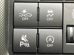 【スマートアシスト】走行中に前方の車両等を認識し、衝突しそうな時は警報とブレーキで衝突回避と被害軽減をアシスト。より安全にドライブをお楽しみいただけます。