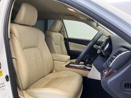 【ベージュレザーシート】デザイン性が高く、高級感のあるベージュ革シート。常に体に触れる部分だから、座り心地の良さにはこだわりたいですね♪汚れの付着や劣化を抑制する内装コーティング施工もおススメですよ♪