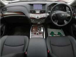 すっきりとしたフーガらしいデザインのダッシュ回り！フロントビューの視認性もよく運転しやすいと思います★