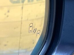 【ブラインドスポットモニター】走行中、ドアミラーの死角になりやすい箇所に後続車が接近するとサイドミラーのレンズに警告を表示！ドライバーに注意喚起をしてくれます。