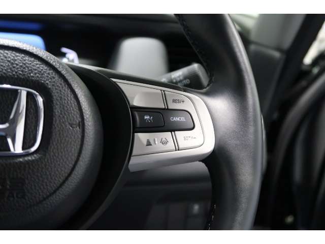 Hondaセンシングの機能のひとつ、アダプティブクルーズコントロール付！アクセルから足を離しても設定したスピードと前車との車間を保ち走行してくれます！車線維持もアシスト☆高速道路で疲労軽減ですね☆