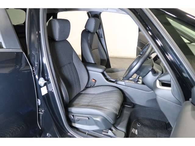 すわり心地の良い運転席・助手席です。長時間のドライブの疲れ軽減に貢献します。どうぞ快適なドライブを♪