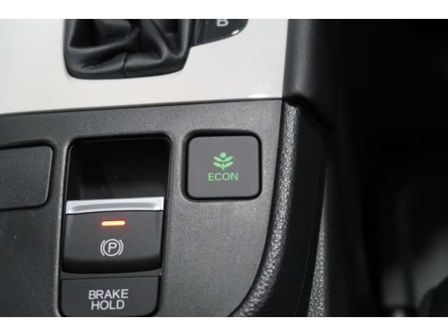 葉っぱマークのECONスイッチ！スイッチをONにするだけで、エンジンやエアコンなどを協調制御。燃費の向上に貢献します！