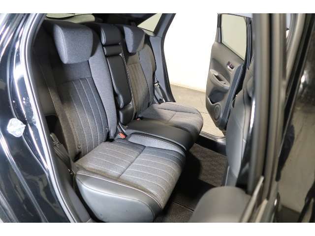 ◆◆リアシートもゆったり快適に座っていただけますので、後部座席にお乗りの大切な方も楽しくドライブに参加していただけます。