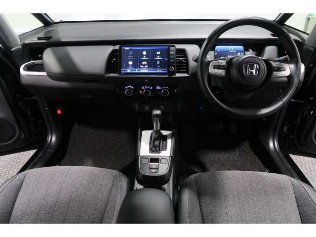 ドライバーを包み込むように、ディスプレーやスイッチ、コンソールを配置。座った瞬間から運転への期待が！空間そのものの心地よさにこだわっています。