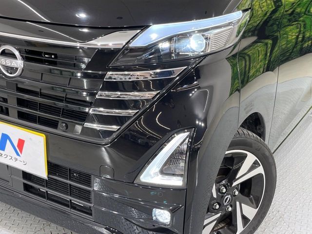 【LEDヘッドライト】悪天候や夜間走行時も良好な視界を確保し安心して運転できる高輝度LEDヘッドライトを装備！点灯速度が早く、消費電力も抑えられています。