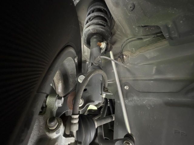 お車を安心してお乗りいただく為には、足回りの定期点検が欠かせません。サービスサポート（有償保証）では無料点検もご提供しており、安心のカーライフをお過ごしいただけるサポート体制が整っています。