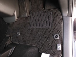 Honda認定中古車に新品の純正フロアマットを装着しました。気分よくドライブをお楽しみいただけます♪