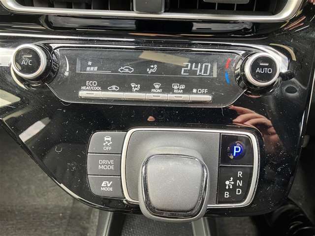 オートエアコンなので、お好みの温度に設定するだけで車内を快適空間にしてくれます。