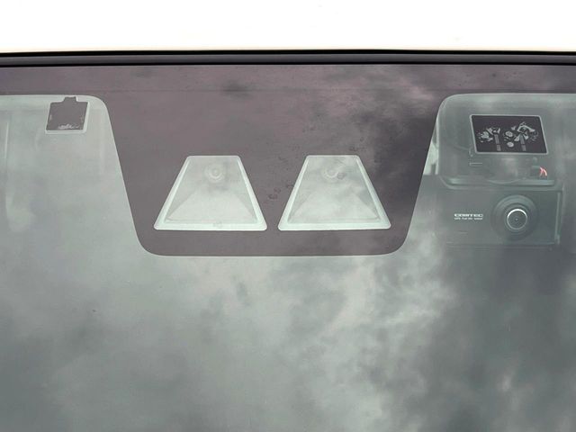 【トヨタセーフティセンス】走行中に前方の車両等を認識し、衝突しそうな時は警報とブレーキで衝突回避と被害軽減をアシスト。より安全にドライブをお楽しみいただけます。