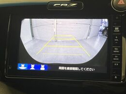 【バックカメラ】駐車時に後方がリアルタイム映像で確認できます。大型商業施設や立体駐車場での駐車時や、夜間のバック時に大活躍！運転スキルに関わらず、今や必須となった装備のひとつです！