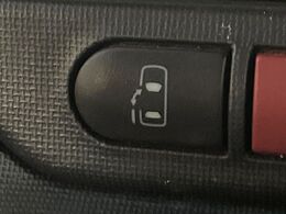 【パワースライドドア】スマートキーや運転席のスイッチでスライドドアの開閉が可能♪電動だから力を入れてドアを開ける必要が無く、小さいお子様でも、重い荷物を持っている時もラクに開け閉めできます♪
