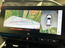 【パノラミックビューモニター】専用のカメラにより、上から見下ろしたような視点で360度クルマの周囲を確認することができます☆死角部分も確認しやすく、狭い場所での切り返しや駐車もスムーズに行えます。