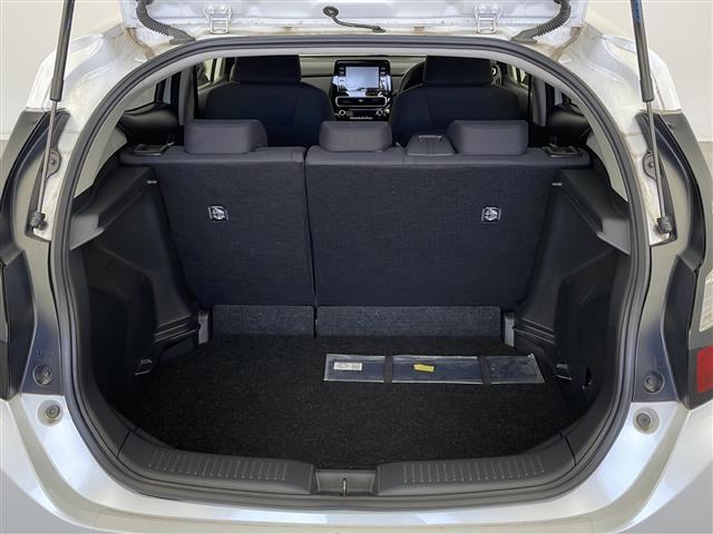 【トランク】積み込みやすくて、たっぷり積める荷室です。シートアレンジできるものは、乗車人数と荷物の量や大きさによってシートを動かすことができるので、より快適なドライブが可能です！
