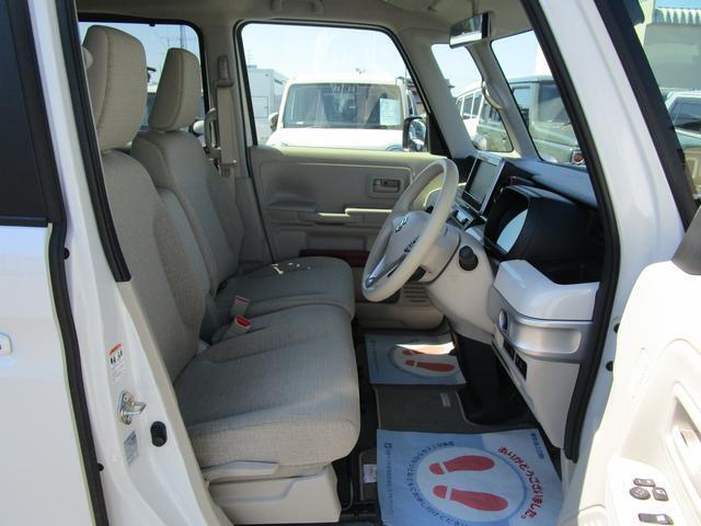 女性の方ももちろんですが、運転席側、助手席側の足元スペースが広いので男性の方が運転しても窮屈になりにくいですよ！