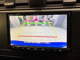 【バックカメラ】駐車時に後方がリアルタイム映像で確認できます。大型商業施設や立体駐車場での駐車時や、夜間のバック時に大活躍！運転スキルに関わらず、今や必須となった装備のひとつです！