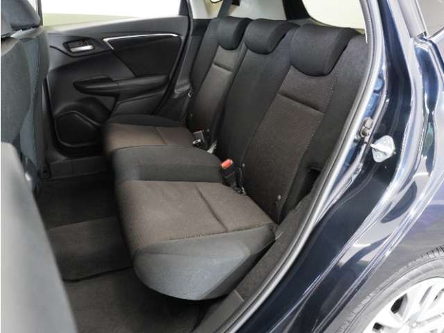 家族やご友人とBBQに行くとき、楽しさは道中の車内から始まっています！このベンチシートに座って、みんなで和気あいあい盛り上がりましょう！
