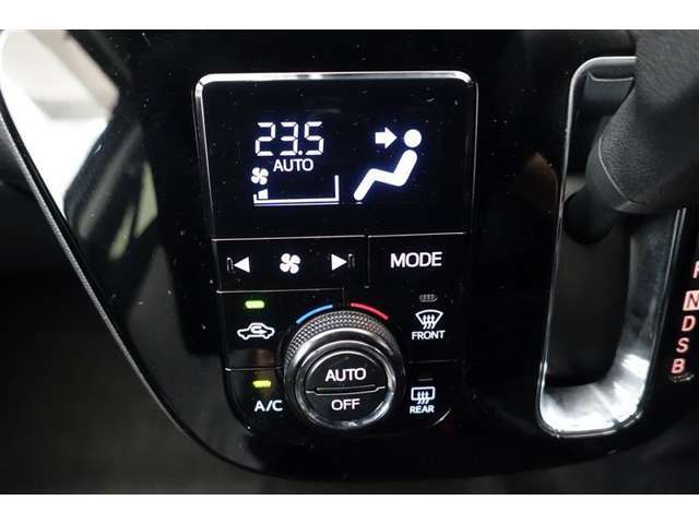 ★エアコンはオートタイプが装着済みです！オートモードにしておけば、車内温度を設定するだけで風の料や吹き出し口の切り替えを機械が行ってくれます！一年中快適な環境を作れますよ♪