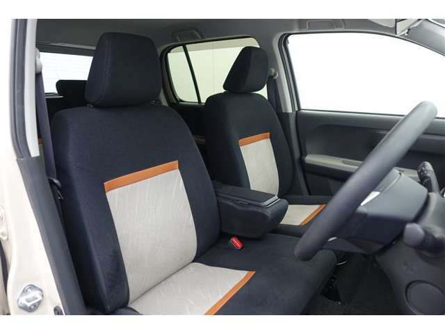 フロントシートはゆったりとしていて開放感があるベンチシートです。車内の移動も楽々です！狭い場所や駐車場で片側をギリギリに停めた際には便利ですよ！