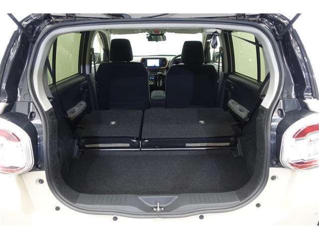 セカンドシートを倒した状態です。セカンドシートは独立可倒、荷物に合わせてラゲッジスペースをアレンジできます。