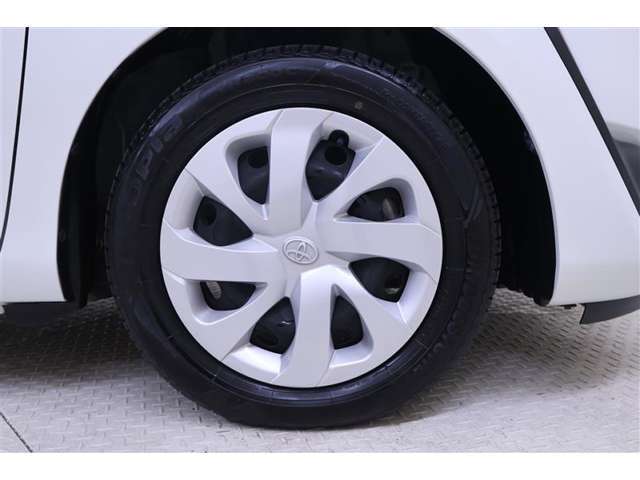 純正スチールホイールキャップ付です！タイヤサイズは185/60R15