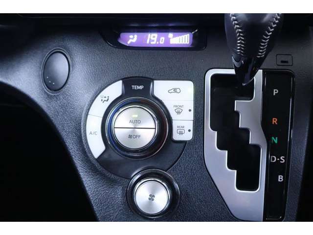 エアコンはオールシーズン快適なカーライフが送れるオートエアコンです！自動で風量を調整してくれ車内を快適に保ってくれます