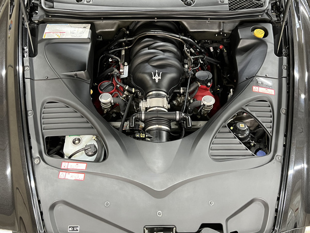 フェラーリと共通の赤色ヘッドカバーが鎮座する4.7リッターV8DOHC32バルブ自然吸気エンジンは430ps/50.0kgmのパワーを発揮◎2500rpmの段階で最大トルクの8割以上を発生させる性能！