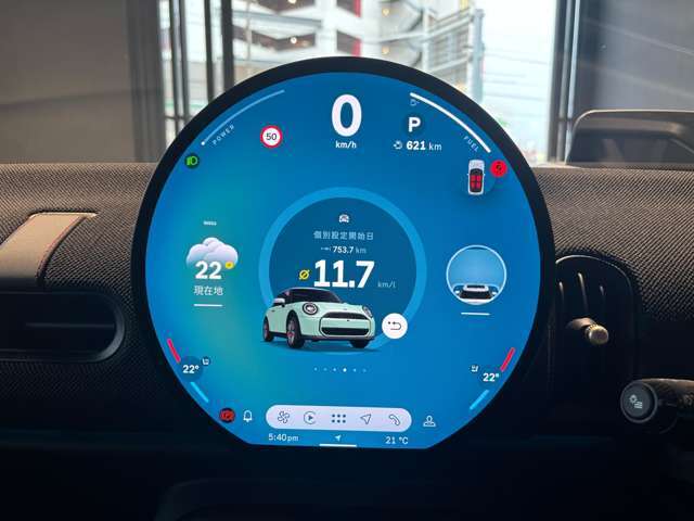 自動車業界初の円形有機ELディスプレイは、スマートフォンのように簡単に操作できます。