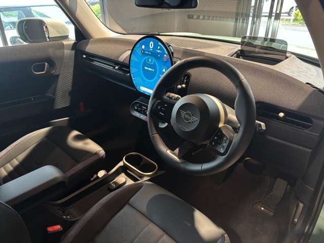 丸を基調とした個性的なインテリア。MINIならではの拘りポイントです！運転が楽しくなるインテリアです！