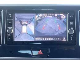 全周囲カメラは4つのカメラで捉えた映像を合成して真上からの映像に見せて表示します。駐車場の白線も映るので真っすぐ駐車もしやすいですよ！