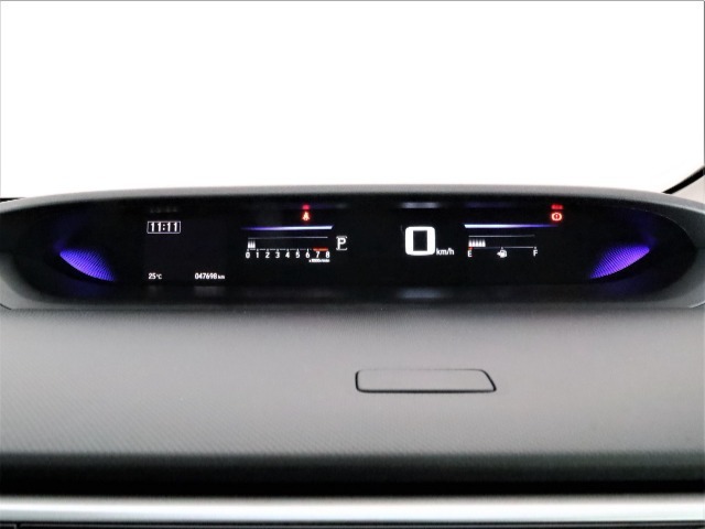 メーター周りは視認性の高いデジタルインストルメントクラスターを採用し、走行状態やHonda SENSINGの各種警告を直感的に表示します。