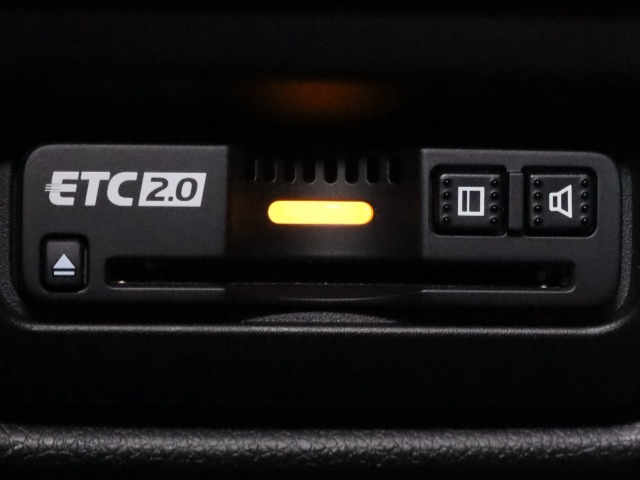 装備されているビルトインタイプのホンダ純正ETC2.0車載器です。セットアップしてからご納車致します。ETCカードを差し込めば高速道路の出入り口ゲートを楽々通過出来ます。