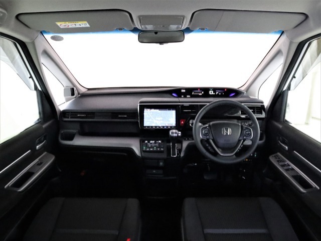 ステップワゴンの開放的な前方視界。視界広々で非常に運転しやすくロングドライブでも疲れを感じさせないすっきりとまとまったインパネ周りです。また、全ての装備が適正配置されていて操作性に優れています。