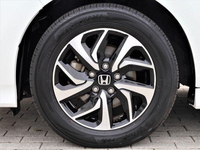タイヤサイズは、205/60R16です。高品質でデザインにも優れている純正アルミホイールが装備され、スポーティーな雰囲気を演出しています。