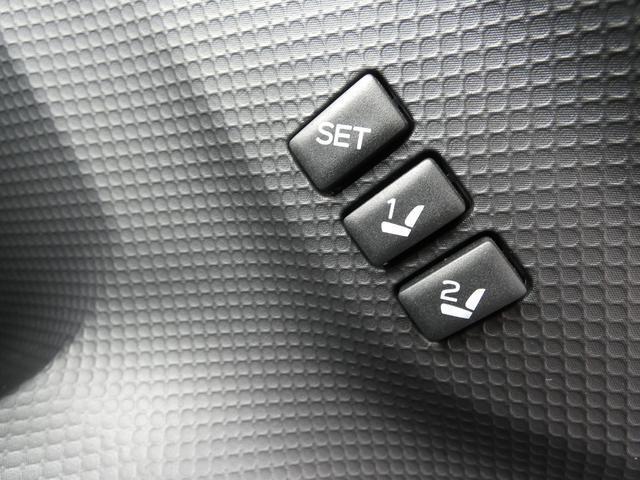 運転席はシートメモリー機能が付いているので、自分以外の人がシートを動かしても、ボタン一つでセットした位置に戻せます。