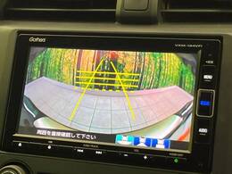 【バックカメラ】駐車時に後方がリアルタイム映像で確認できます。大型商業施設や立体駐車場での駐車時や、夜間のバック時に大活躍！運転スキルに関わらず、今や必須となった装備のひとつです！