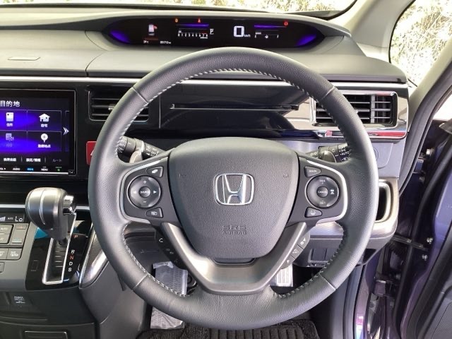 本革ハンドルの後ろには7速パドルシフトがあります。指先で操る事で、マニュアル車感覚のシフトチェンジが楽しめます。また、右にクルーズコントロール、左にオーディオリモコンスイッチがあります。