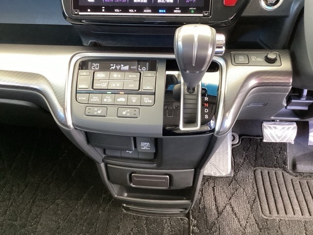 足元スッキリ、インパネシフトです。パーキングブレーキはフットブレーキタイプなので、運転席と助手席の間がスッキリしています。